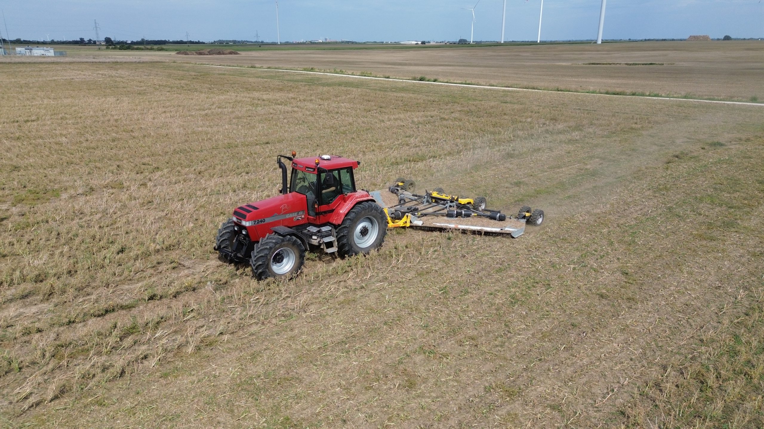 Ciągnik Case IH z mulczerem na polu
