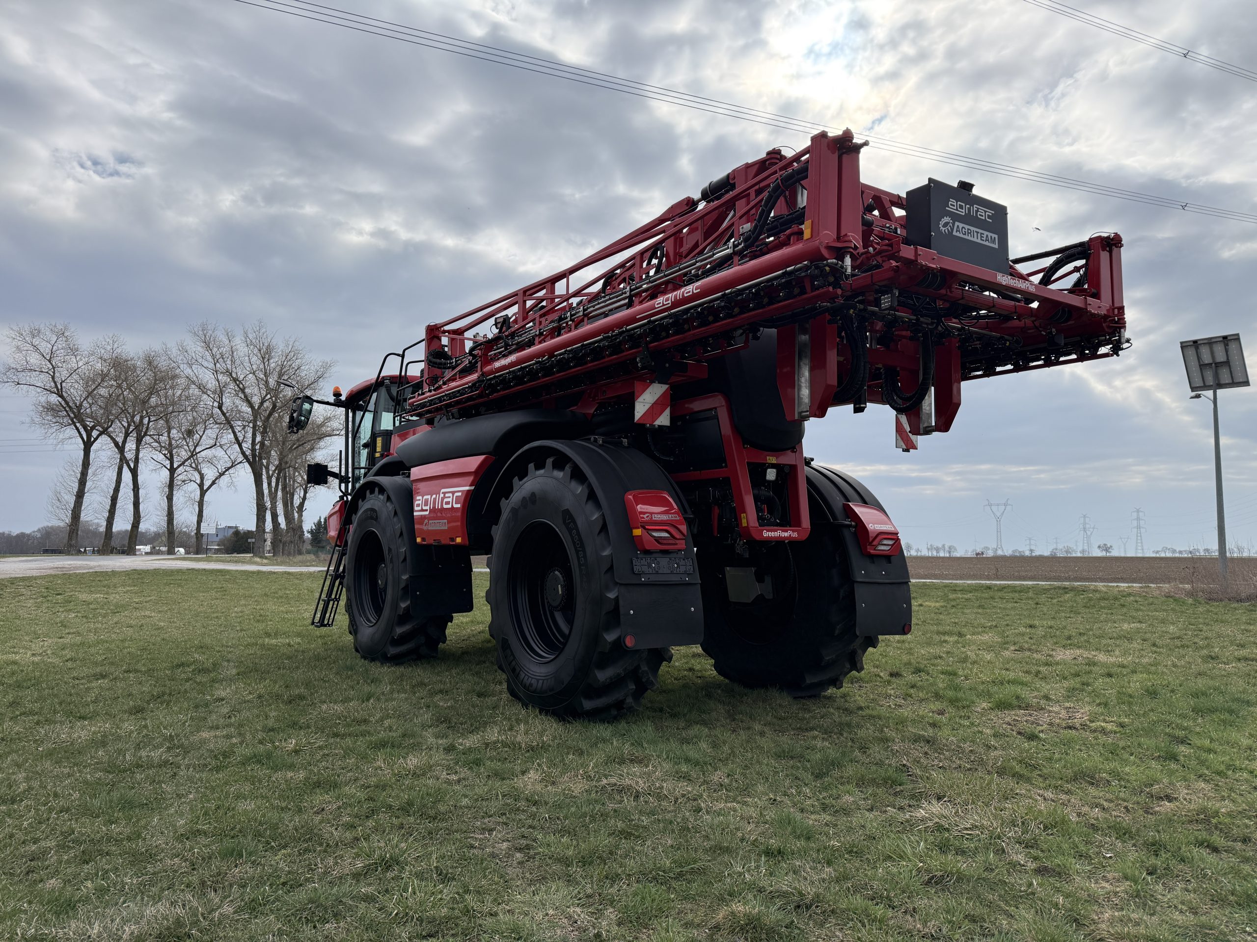 Maszyna rolnicza AGRITEAM w pracy na polu